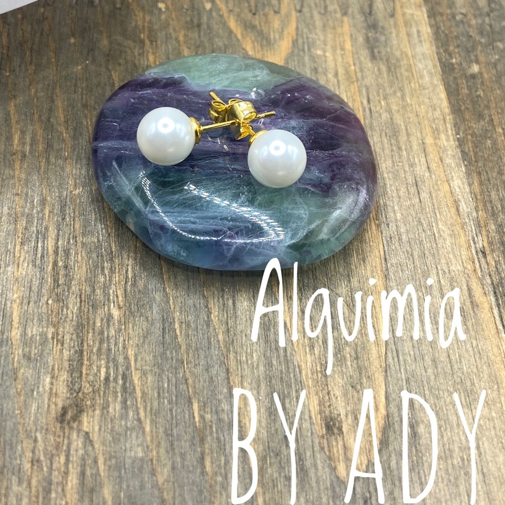 Akoya Shell natural real pearl in 14k gold setting stud earrings/bridesmaid - Picture 2 of 4